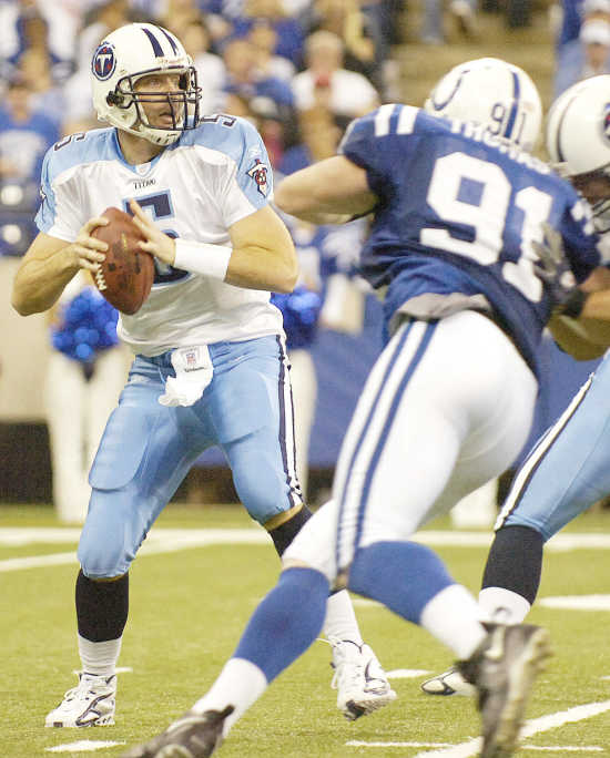 Tennessee Titans quarterback Kerry Collins (5) drops back to make a pass  against the Indianapolis Colts at LP Field in Nashville, Tennessee on  October 27, 2008. (UPI Photo/Frederick Breedon IV Stock Photo - Alamy